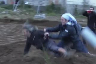 Zakonnica powala aktywistę