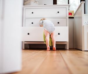 Bezpieczna przestrzeń. Jak poprawnie montować obrazy i półki?