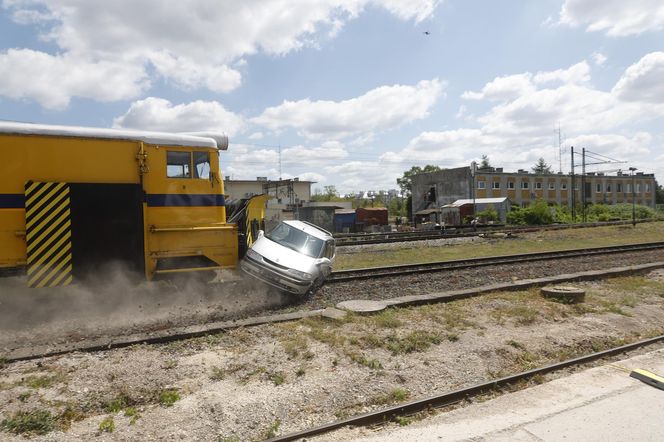 Kontrolowane zderzenie pociągu z osobówką