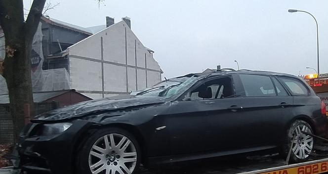 Masakra! Dachował samochodem, barierki przebiły go na wylot