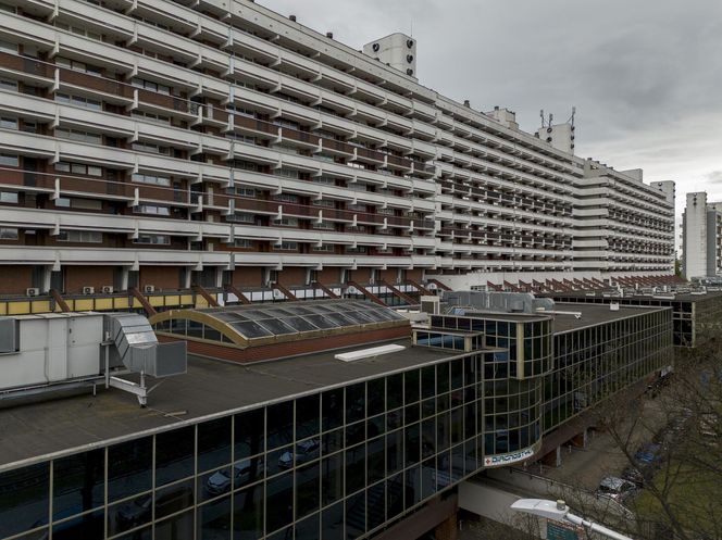 Titanic w centrum Wrocławia. Szesnastopiętrowy galeriowiec przy Powstańców Śląskich to jeden z największych molochów we Wrocławiu