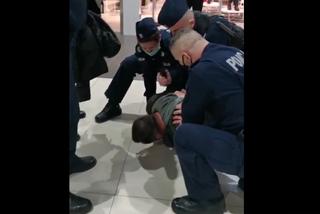 Ostrowiec: Za brak maseczki policja powaliła go na podłogę i traktowała gazem. Na wszystko patrzyło dziecko 