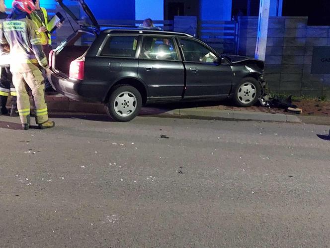 Nocny wypadek na Moniuszki w Starachowicach. Kierowca Audi uciekł z miejsca zdarzenia