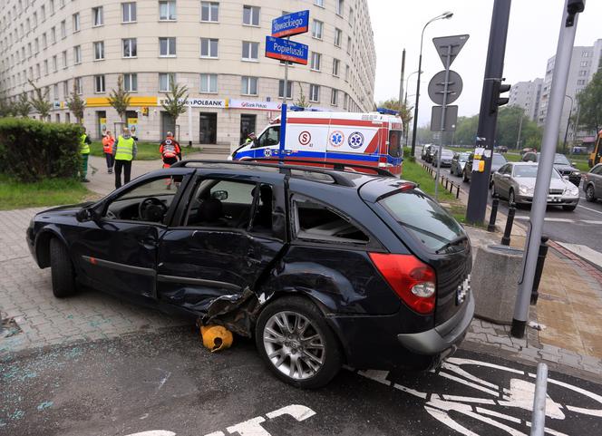 zderzenie osobówki z karetką pogotowia