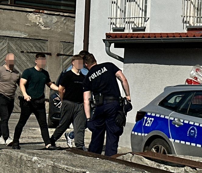 Dramat w parku w Pasłęku. Dwóch nastolatków ugodzonych noże