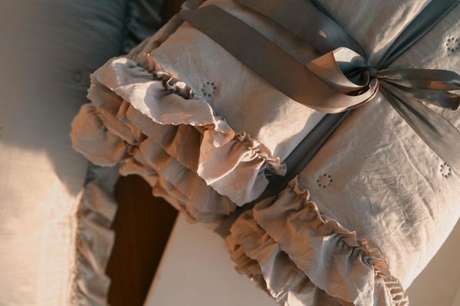 Ruffles & romance: pościel falbanowa, która zmieni Twoją sypialnię