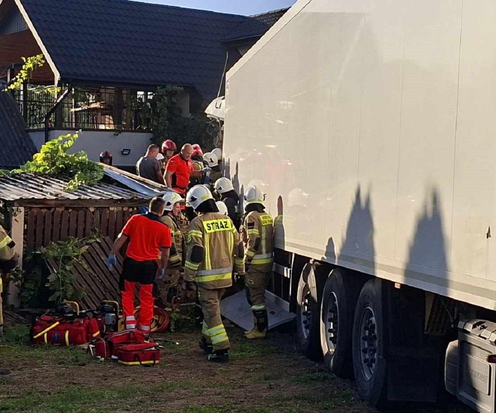 PILNE! W Młynku kierowca ciągnika siodłowego z naczepą wjechał na posesję. Dwie osoby ranne