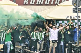 Gorąco przed finałem Ligii Konferencji we Wrocławiu. Tysiące kibiców na Rynku 