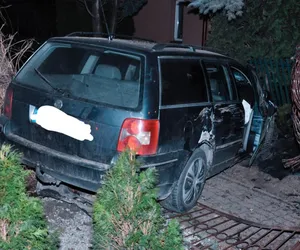Dzieci ukradły rodzicom samochód! Rozbili go o ogrodzenie sąsiada