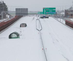 Jeszcze nie otworzyli, a już jest zepsuty. Asfalt na nowym odcinku S17 jest popękany, będzie opóźnienie