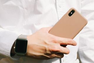 Jak wyczyścić zżółknięty case? Zamiast wyrzucać obudowę na telefon do kosza, daj jej nowe życie! 