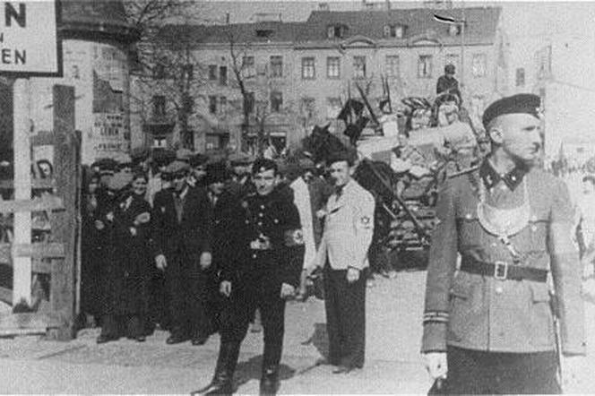 Niemiecka i żydowska policja pilnująca wejścia do getta