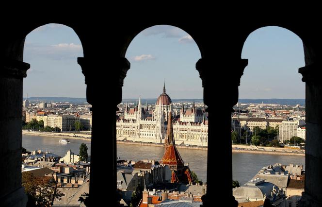 Widok na budynek Parlamentu w Budapeszczie 