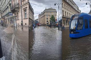 Powódź w centrum Krakowa! Woda potężną falą przeszła tuż obok Rynku Głównego [GALERIA, WIDEO]