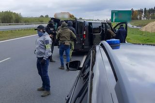 Brawurowa akcja CBŚP. Pseudokibic został zatrzymany! 85 kilogramów narkotyków w jego aucie [GALERIA]