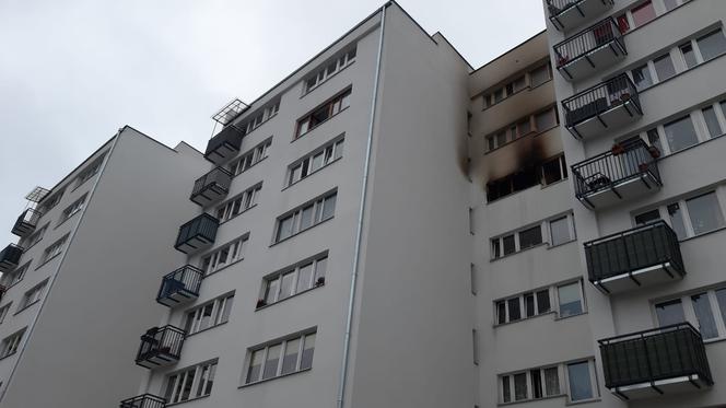 Pożar mieszkania na Jagiellońskiej. Ogień buchał oknami