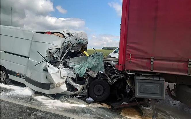 Tragiczny wypadek na autostradzie A4. Bus wbił się w tira