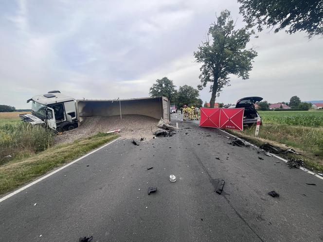 Audi zmiażdżone, ciężarówka na boku. 48-letnia kobieta zginęła w tragicznym wypadku 