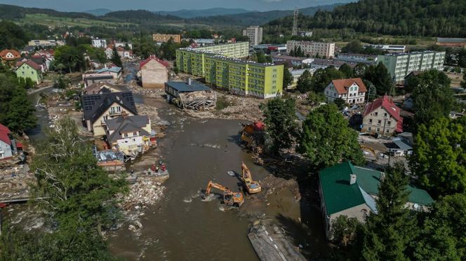 Stronie Śląskie strażacy szukają ludzi w samochodach i budynkach