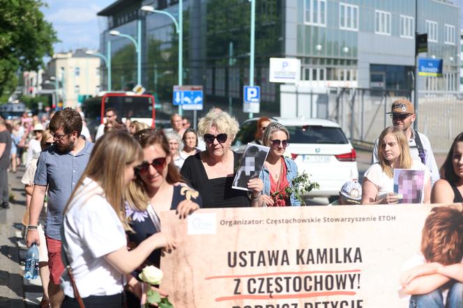 Pan Artur płakał w tracie białego marszu w Częstochowie. "Kamilek śni mi się po nocach"