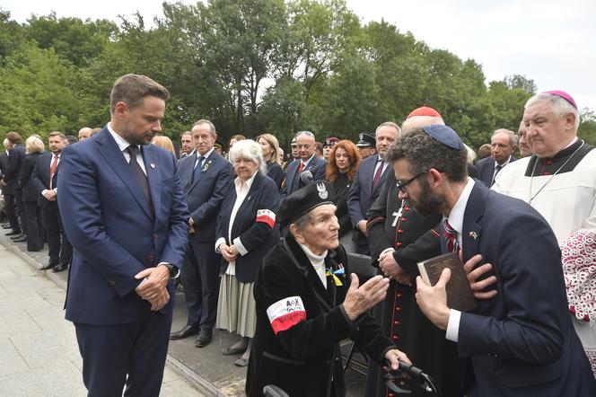 Złożenie kwiatów na kurhanie przy pomniku Polegli Niepokonani na Cmentarzu Powstańców Warszawy