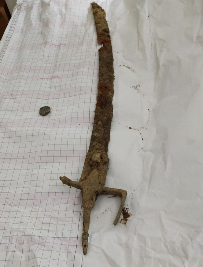 Zabytkowa szabla wyłowiona z Wisły. Rzeka odkrywa skarby z przeszłości