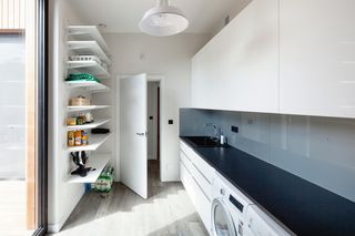 Na posadzkę w pomieszczeniu gospodarczym często wylewa się płyny. Dlatego nawet tę wykonaną z nieśliskich materiałów warto na bieżąco zabezpieczać środkami antypoślizgowymi