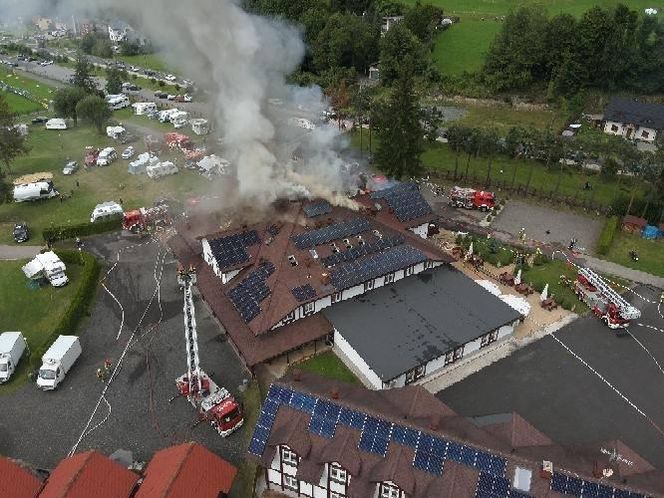Pożar hotelu w Wiśle. Strażacy walczą z żywiołem