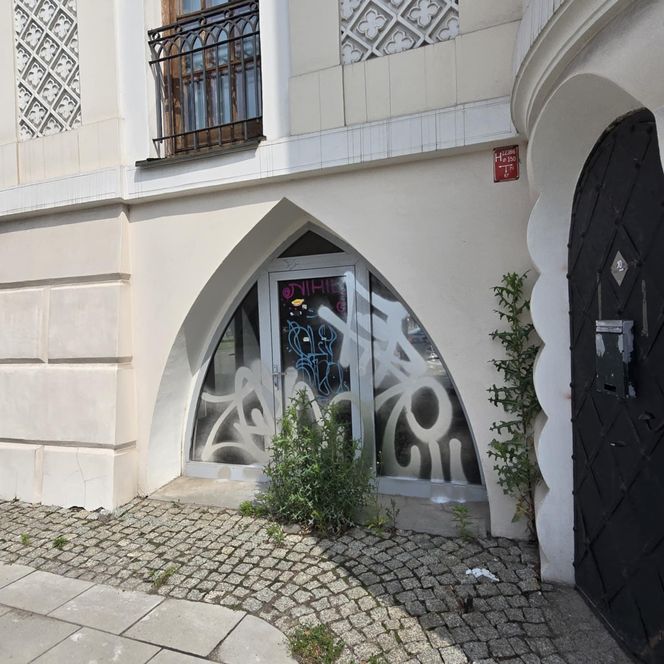 Zdewastowany zabytek w Warszawie