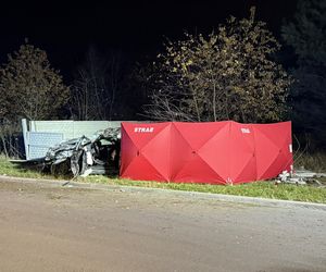 Tragiczny wypadek w Woli Mrokowskiej. Audi uderzyło w betonowe ogrodzenie. Zginął młody kierowca