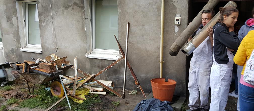 Bydgoscy uczniowie znowu w akcji! Rozpoczęli remont kolejnego mieszkania! 