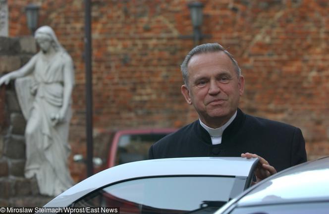 Polacy żądają: Zburzcie pomnik prałata Jankowskiego
