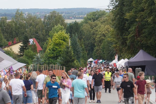 Turyści w Nowej Słupi i na Świętym Krzyżu