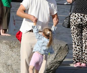 Maciej Pela z córeczkami nad Wisłą