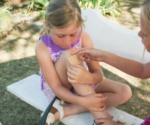 Zdarte kolano, a w ranie piasek? „Ważna rzecz, żeby nie panikować”