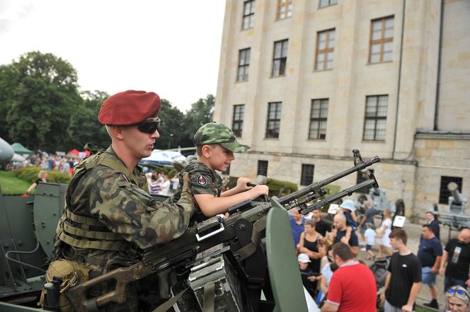 Armaty zagrzmiały w Warszawie. Obchody święta Wojska Polskiego