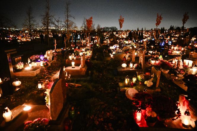 1 listopada na Cmentarzu Łostowickim w Gdańsku. Tak wygląda w dniu Wszystkich Świętych