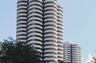 Kukurydze. Bloki z Osiedla Tysiąclecia, dla którego Katowice oddały Park Śląski. Ich pierwowzór do dziś stoi w Chicago