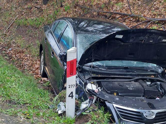 Wypadek na drodze nr 42 w Brodach. Zderzyły się dwa auta osobowe