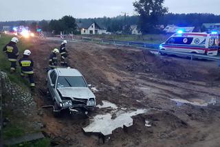 Podlaskie. Mercedes utknął w glinie. Strażacy musieli odkopać kierowcę