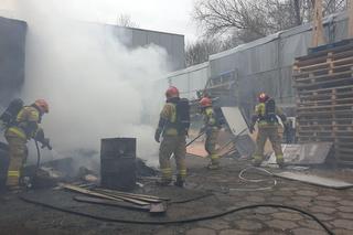 Strażacy walczyli z ogniem. Płonęły materiały nagromadzone przy budynku hurtowni