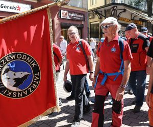 150-lecie przewodnictwa tatrzańskiego. Przemarsz przewodników po Krupówkach w Zakopanem