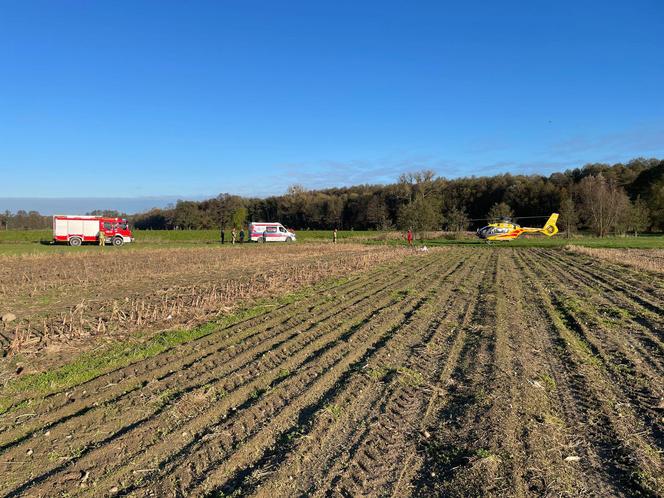 Rolnik wpadł pod jadący ciągnik! Mężczyzna trafił do szpitala [ZDJĘCIA]