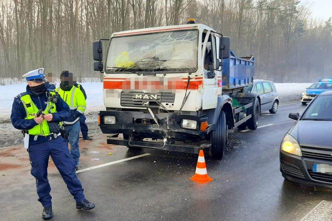 Wypadek na Ciołkowskiego. Zderzenie pięciu aut. Kierowca ciężarówki wjechał w autobus