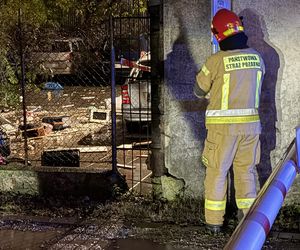 Furiat szalał na Mokotowie. Zrzucał meble na samochody