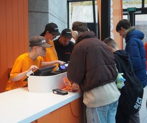 Tłumy na otwarciu Popeyes w Olsztynie. Rekordzista czekał w kolejce ponad 20 godzin