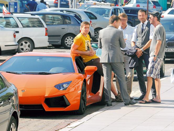 Wojtek Szczęsny ma problem! Ferrari czy Lamborghini?