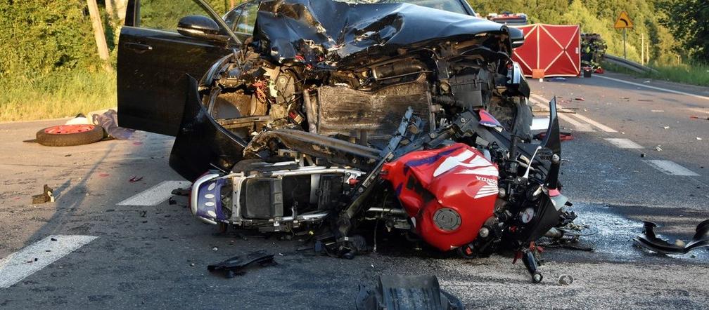 Tragiczny wypadek w Skołyszynie. Czołowe zderzenie motocyklisty z osobówką [ZDJĘCIA]