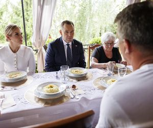 Karol i Marta Nawroccy na obiedzie u rodziny spod Kolbuszowej, na stole same smakołyki