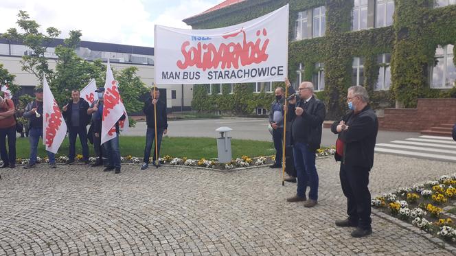 Pikieta w MAN-ie. Związkowa "Solidarność" w MAN BUS nadal protestuje!
